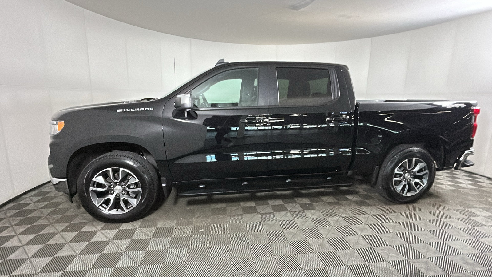 Used 2024 Chevrolet Silverado 1500 LT AWD/4WD image 6