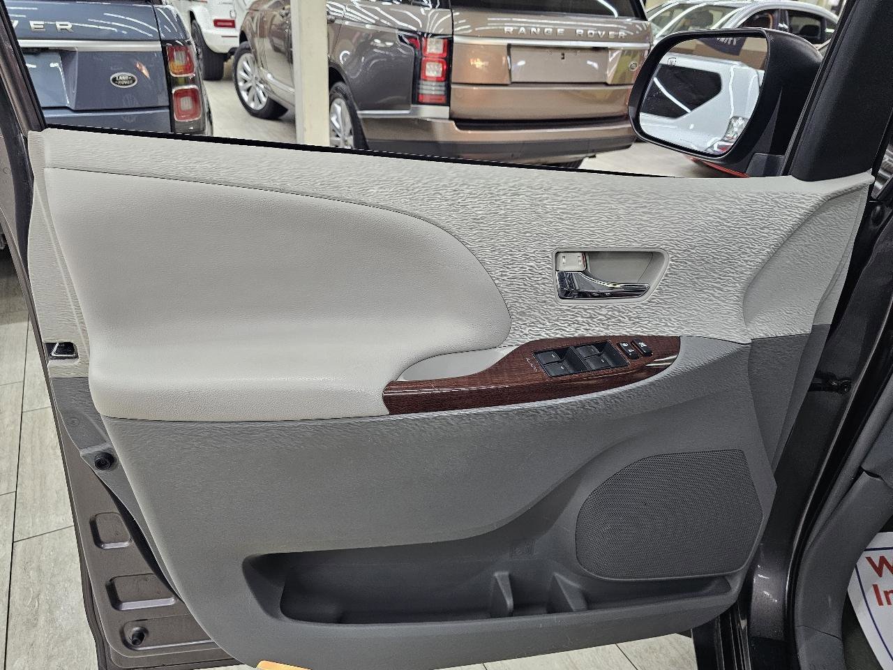 Used 2013 Toyota Sienna XLE image 43