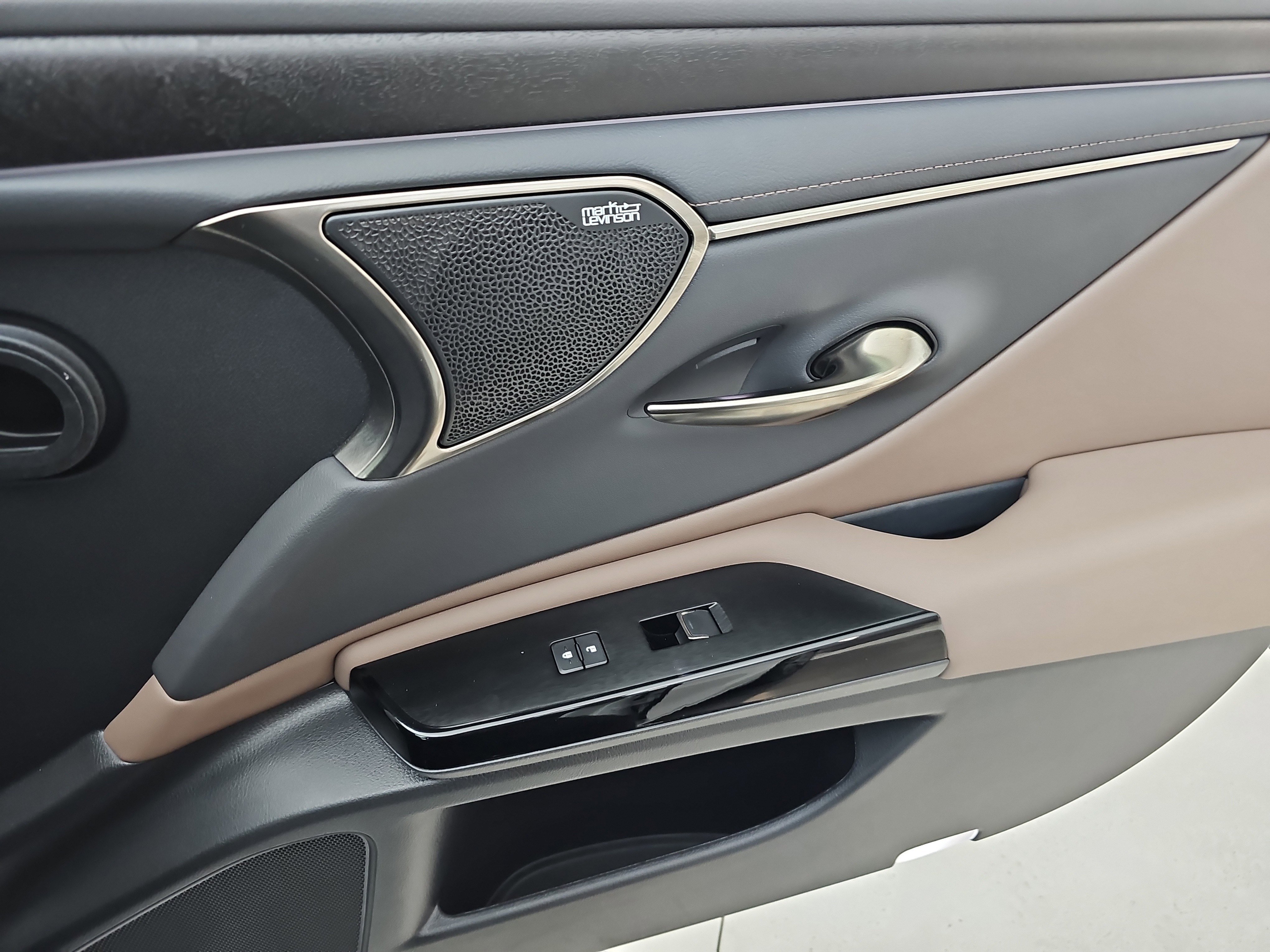 Used 2024 Lexus ES 350 Ultra Luxury w/ Accessory Package (Z1) image 19