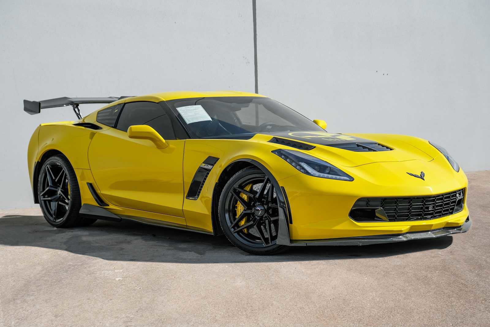 Used 2015 Chevrolet Corvette Z06 w/ 3LZ Preferred Equipment Group image 6