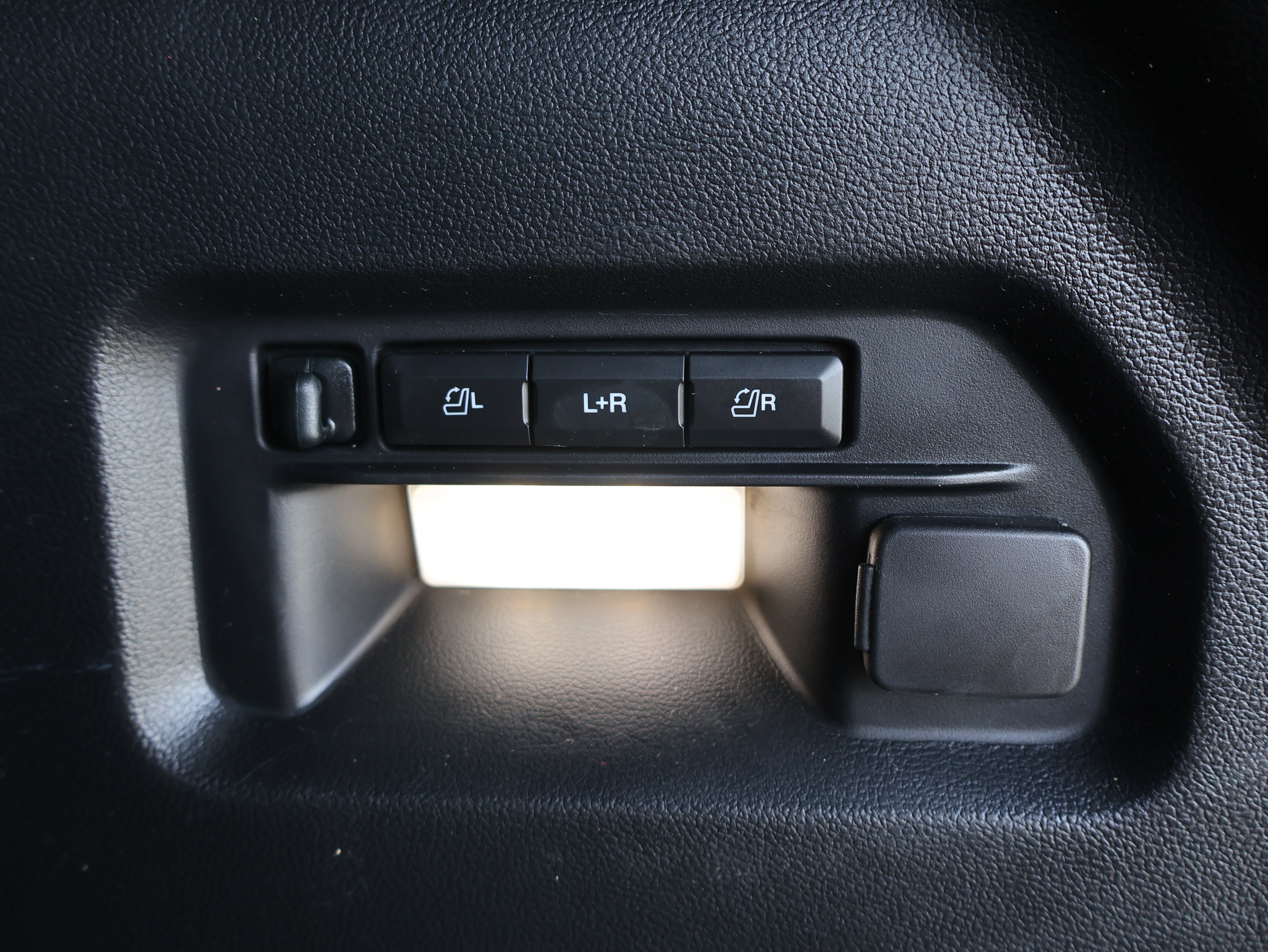 Used 2023 Ford Explorer ST w/ Equipment Group 401A AWD/4WD image 13