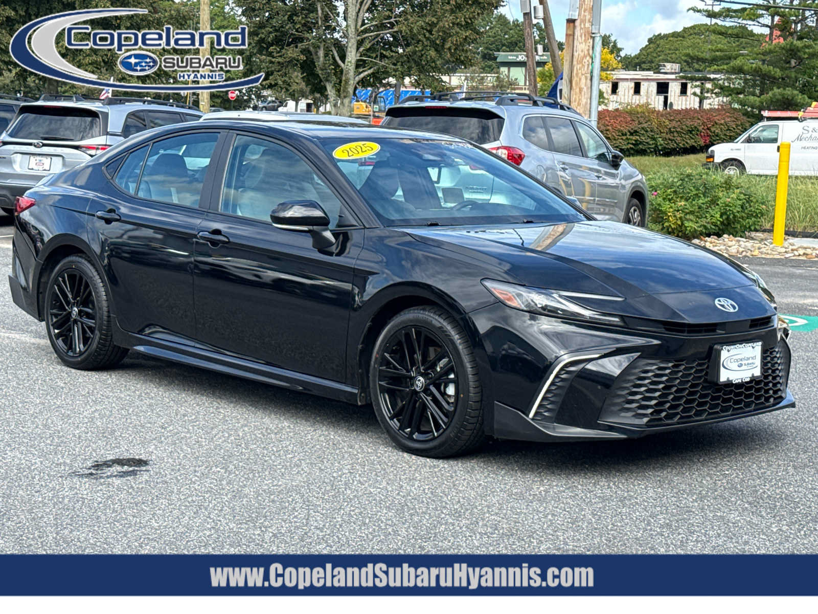Used 2025 Toyota Camry SE w/ Convenience Package FWD image 1