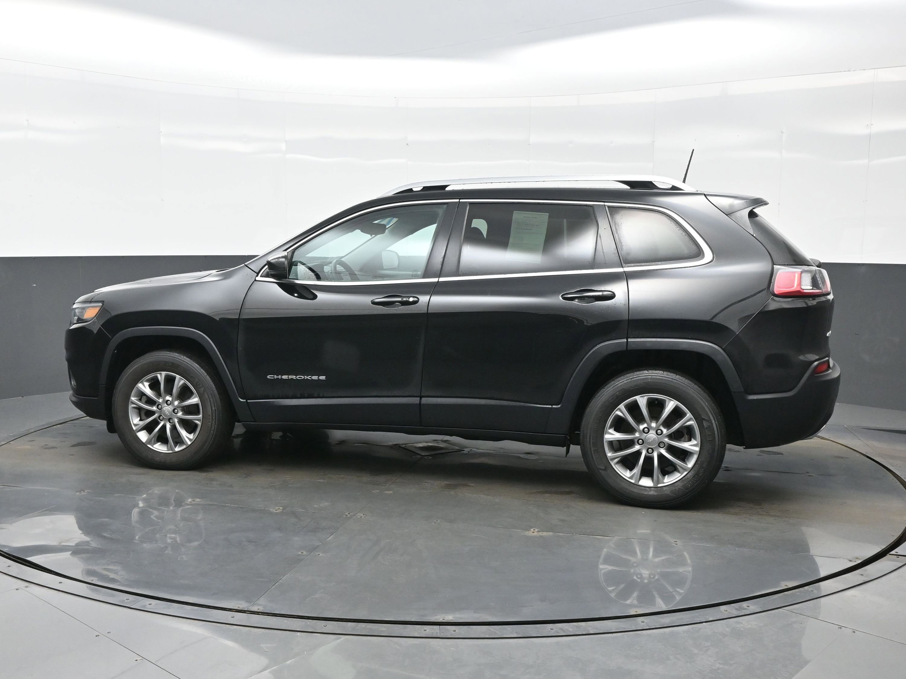 Used 2021 Jeep Cherokee Latitude Lux w/ Mopar Interior Package image 3