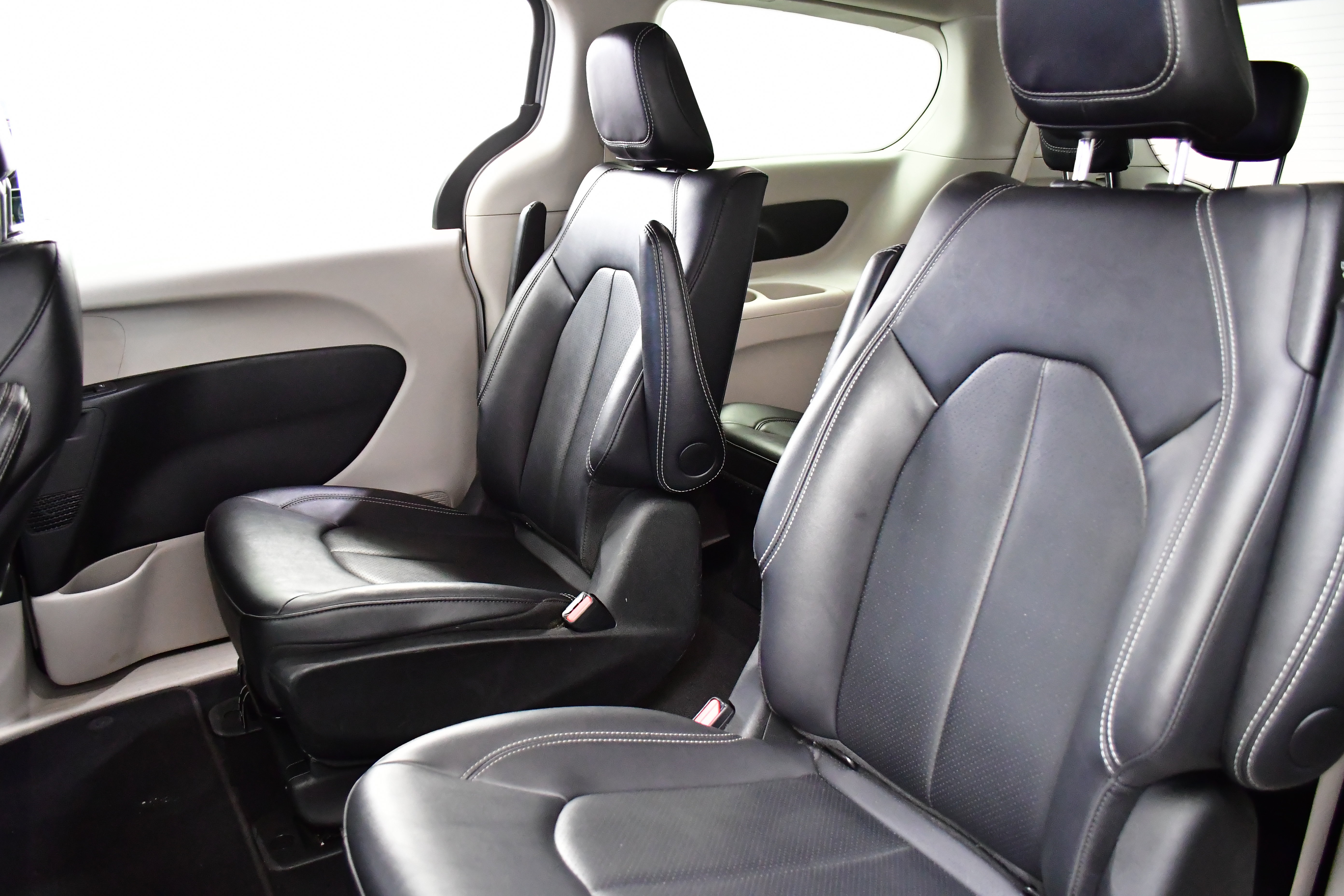 Used 2024 Chrysler Pacifica Touring-L FWD image 12