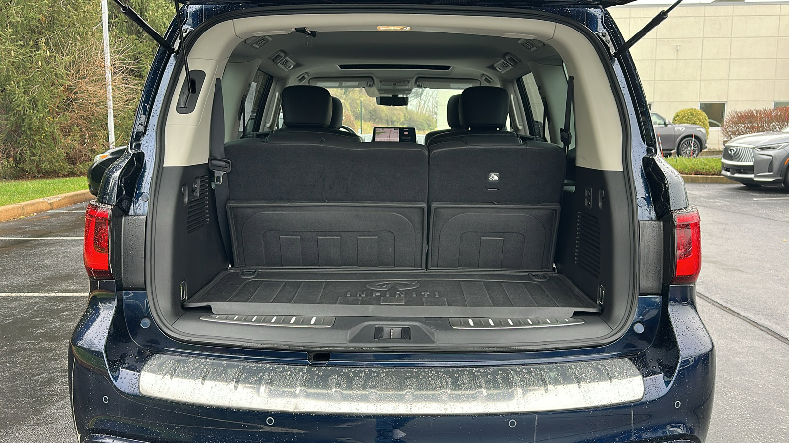 Certified 2023 INFINITI QX80 Premium Select w/ All-Season Package image 7