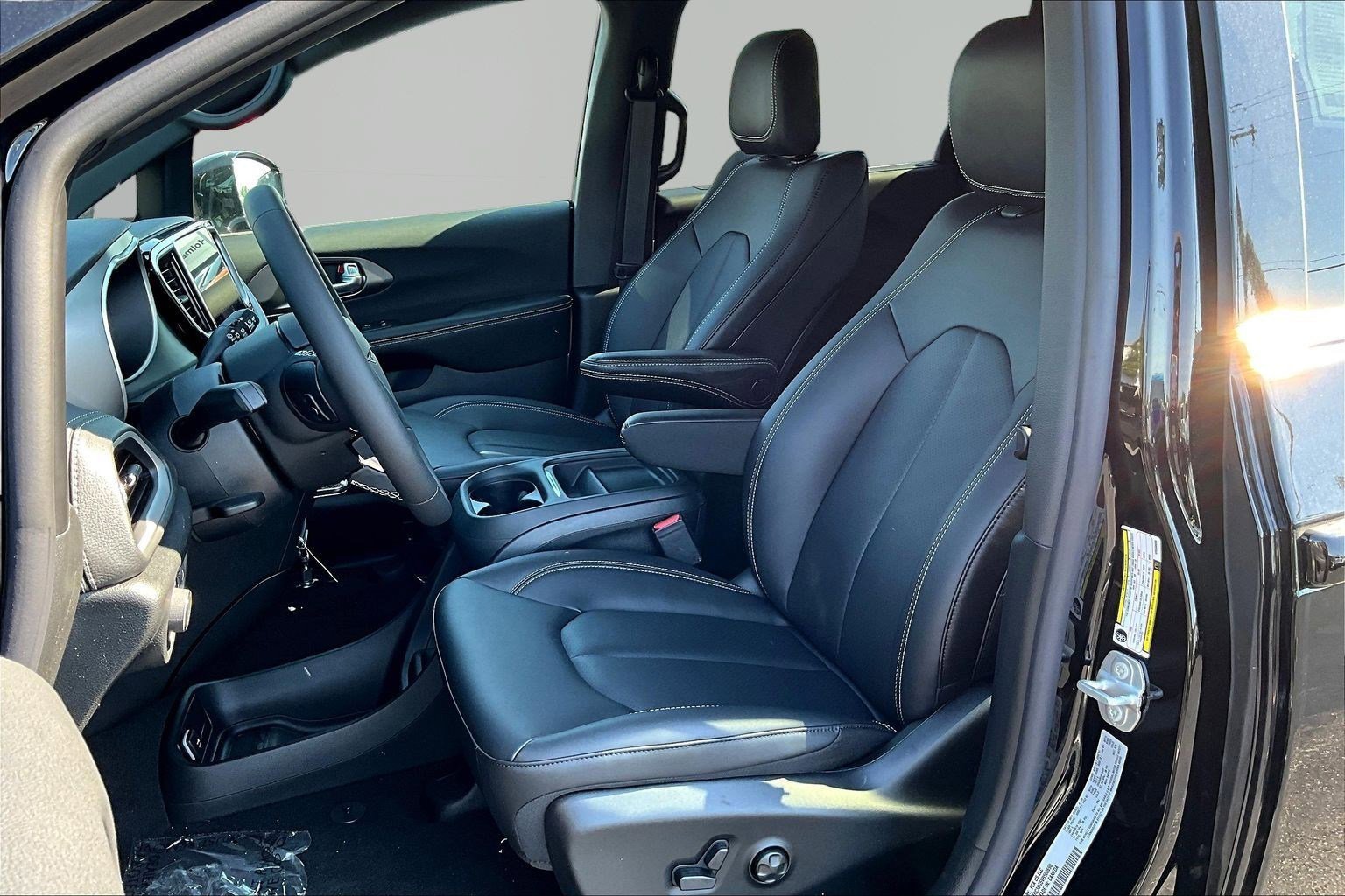 New 2027 Chrysler Pacifica Select AWD/4WD image 15
