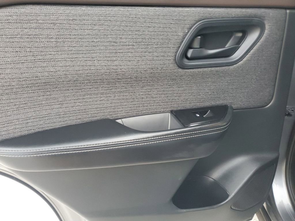 Used 2021 Nissan Rogue S image 40