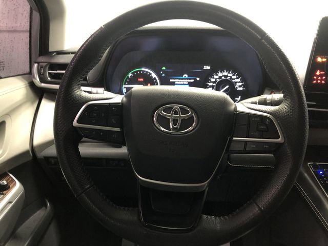 Used 2021 Toyota Sienna XLE FWD image 16