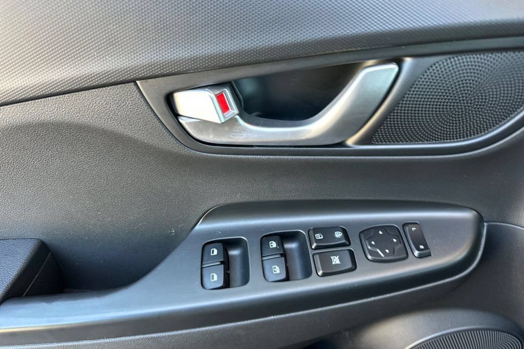 Used 2023 Hyundai Kona SE w/ Cargo Package FWD image 8