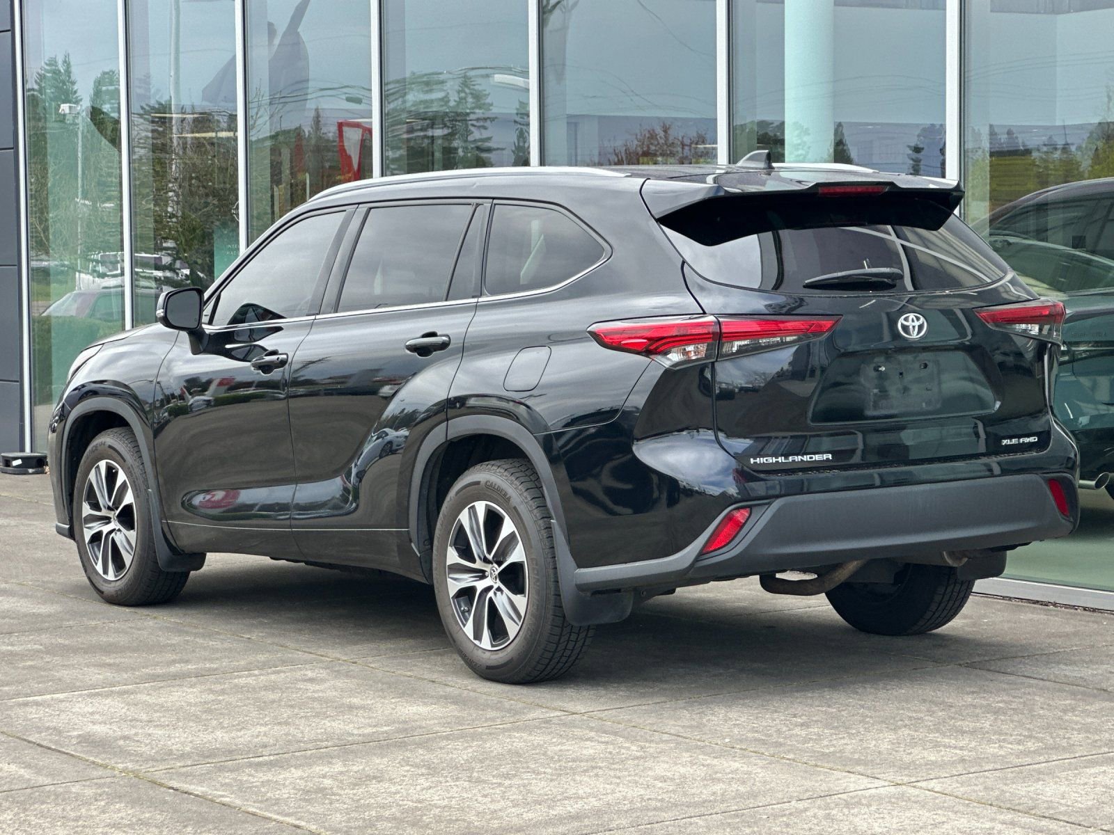 Used 2020 Toyota Highlander XLE AWD/4WD image 5