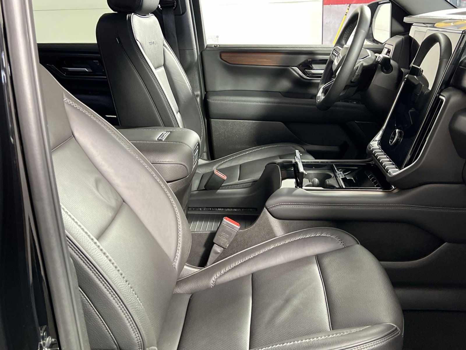 Used 2025 GMC Yukon XL Denali AWD/4WD image 30