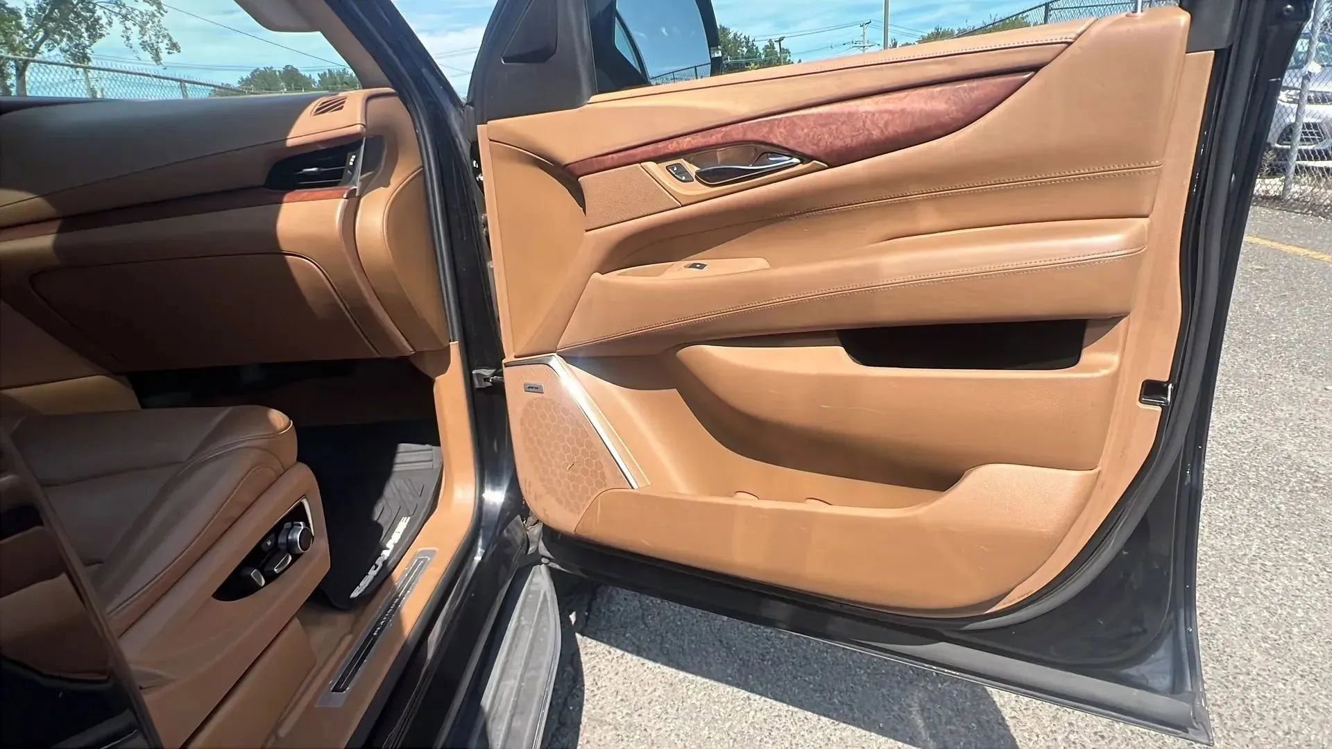 Used 2016 Cadillac Escalade Platinum image 32