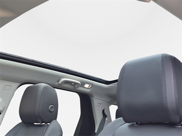 Used 2025 Land Rover Discovery Sport S image 30