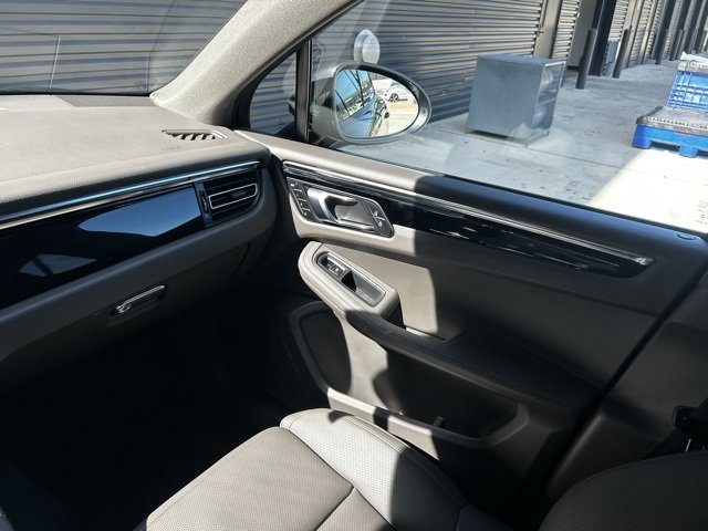 Certified 2025 Porsche Macan image 24