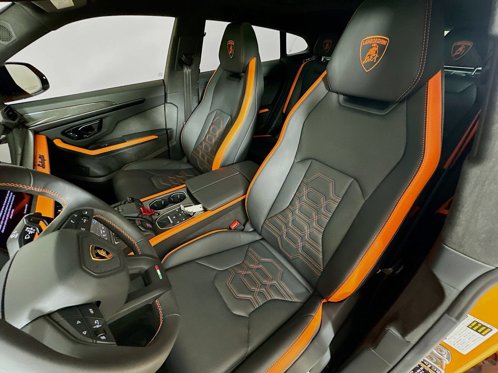 Used 2025 Lamborghini Urus SE AWD/4WD image 36