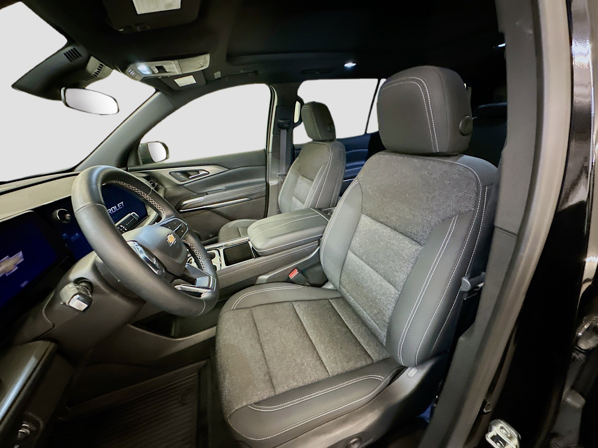 Used 2025 Chevrolet Traverse LT w/ Sun and Wheel Package image 13