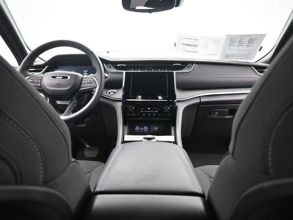 Used 2024 Jeep Grand Cherokee Laredo image 24