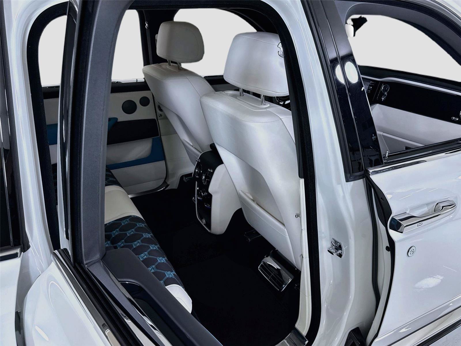 Used 2025 Rolls-Royce Cullinan AWD/4WD image 35