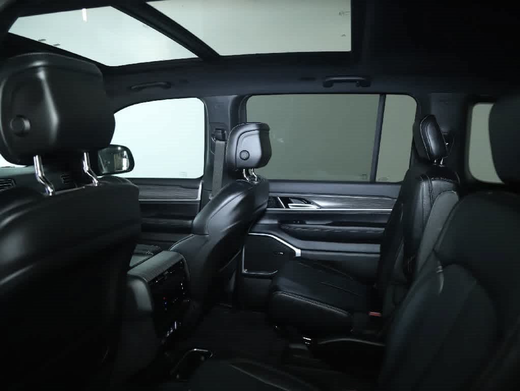 Used 2024 Jeep Wagoneer Series II w/ Premium Group I AWD/4WD image 15
