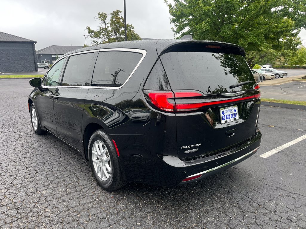 Used 2024 Chrysler Pacifica Touring-L FWD image 7