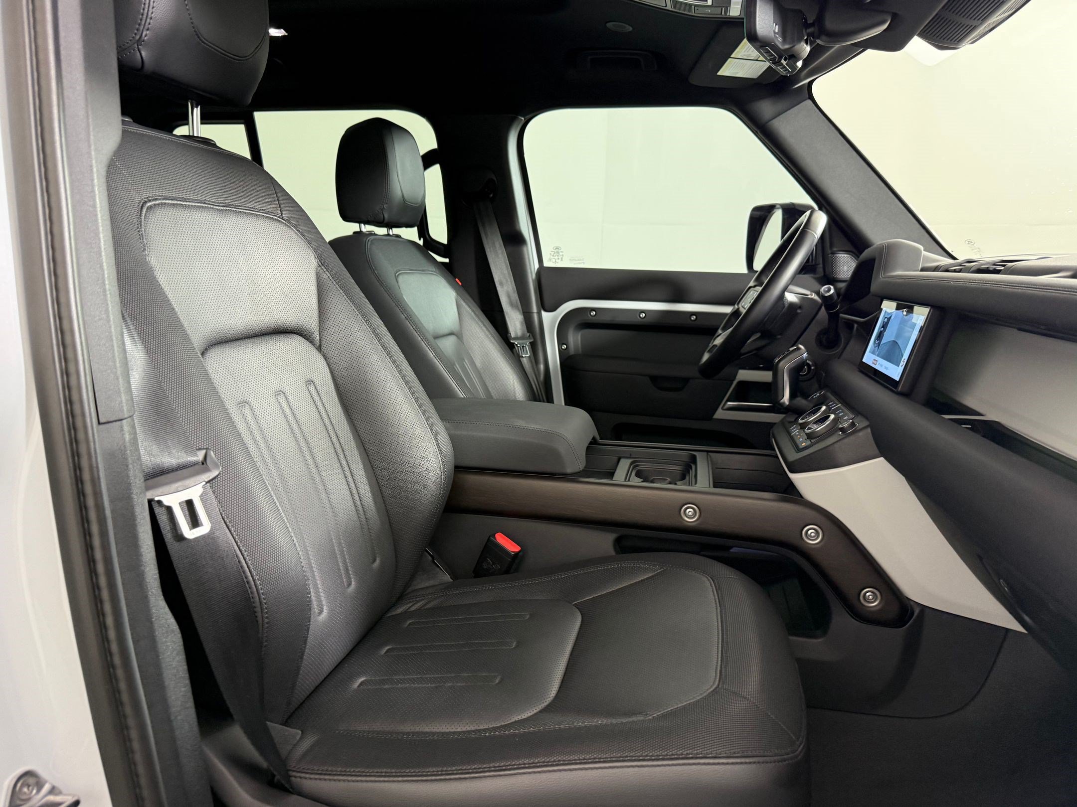 Used 2021 Land Rover Defender 110 X-Dynamic SE AWD/4WD image 23