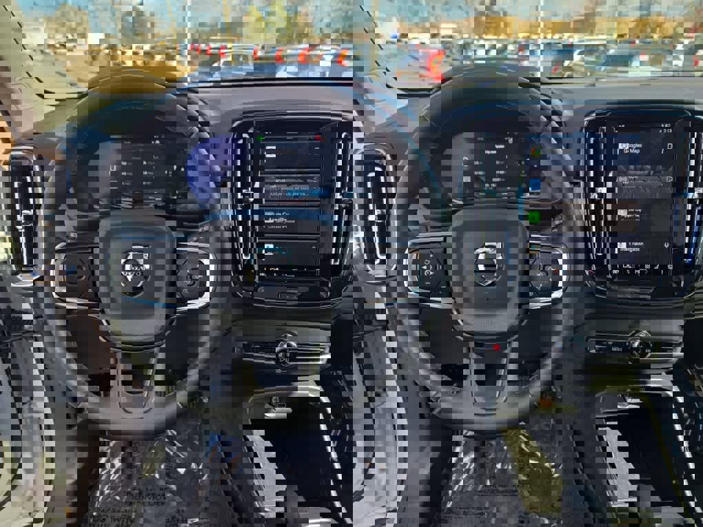 Used 2025 Volvo XC40 B5 Core image 12