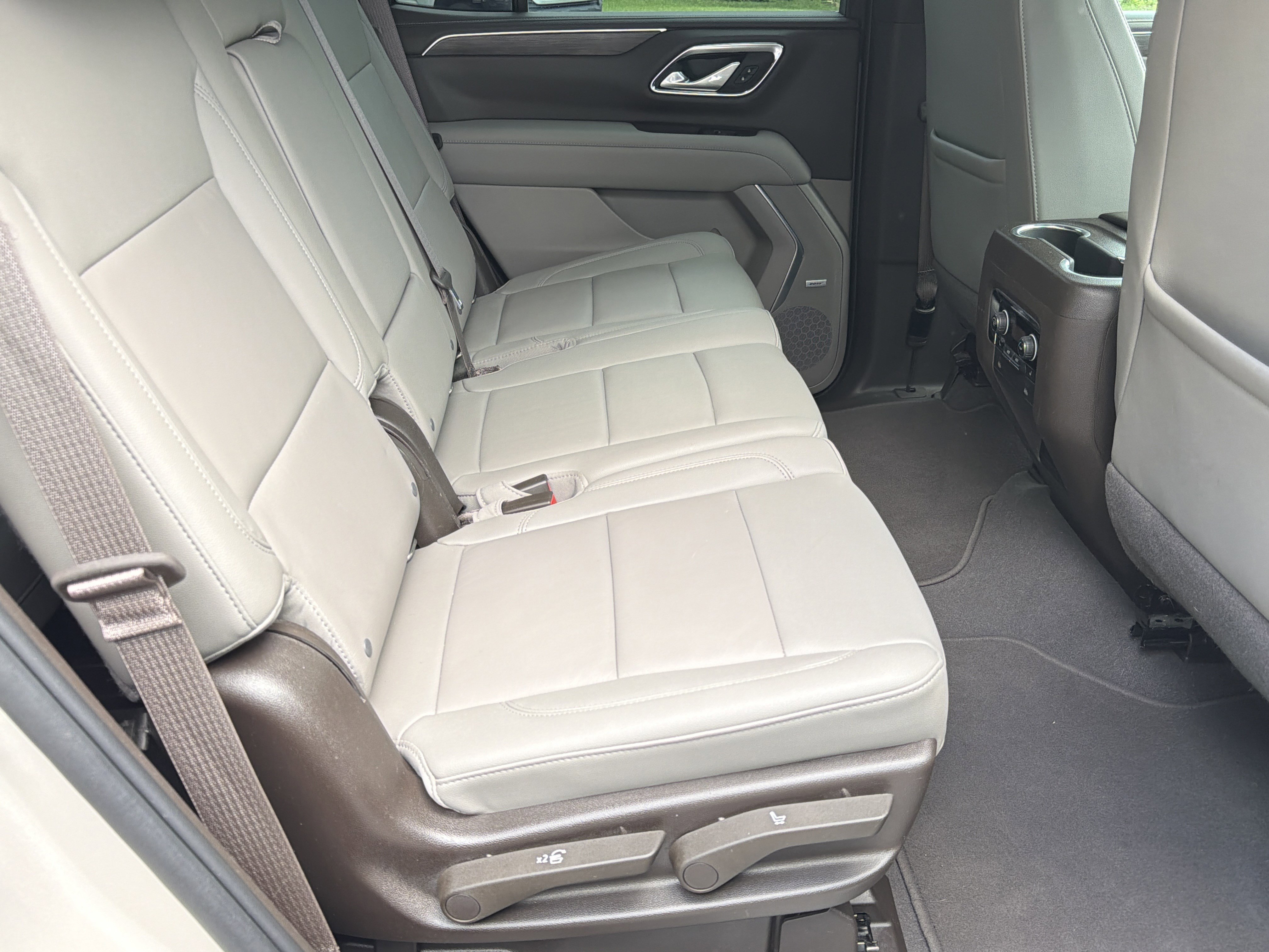 Used 2022 Chevrolet Tahoe LT w/ Luxury Package RWD image 15