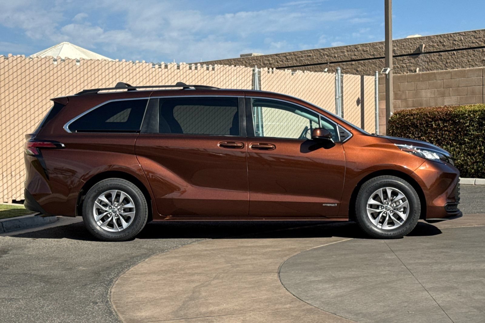 Used 2021 Toyota Sienna LE AWD/4WD image 3