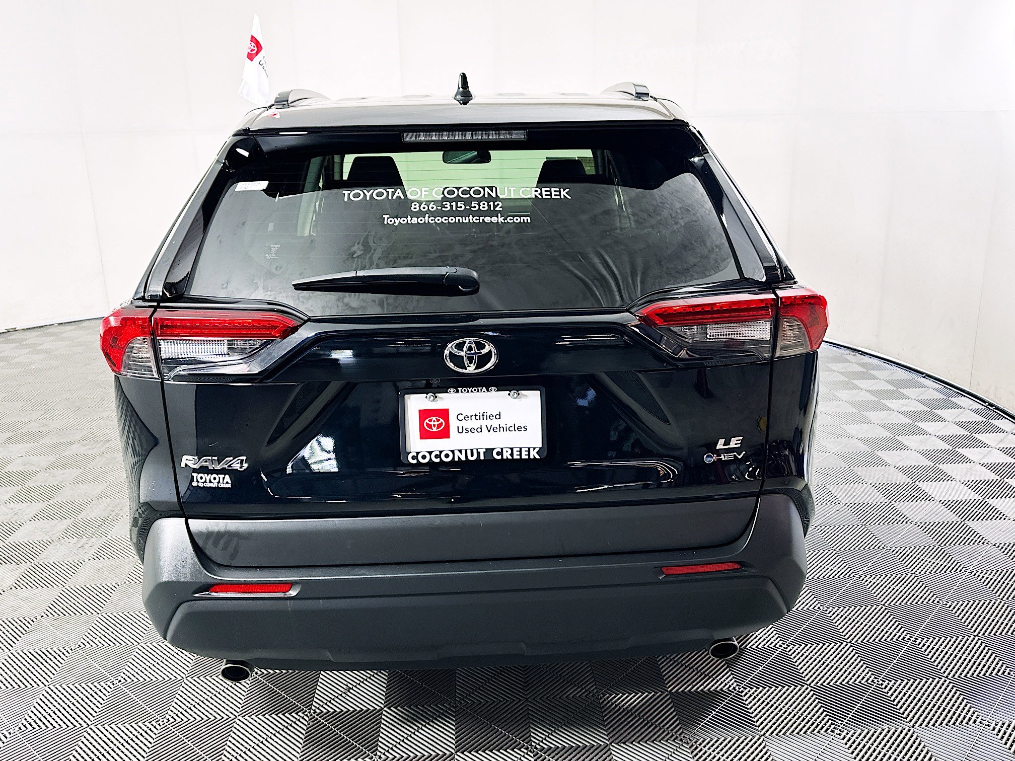 Used 2025 Toyota RAV4 LE AWD/4WD image 4