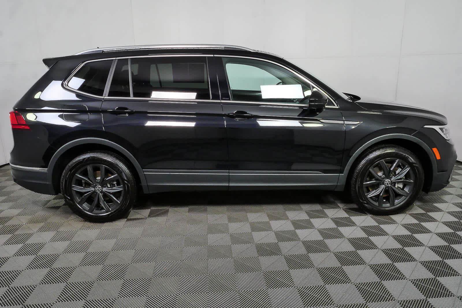 Certified 2024 Volkswagen Tiguan SE FWD image 2