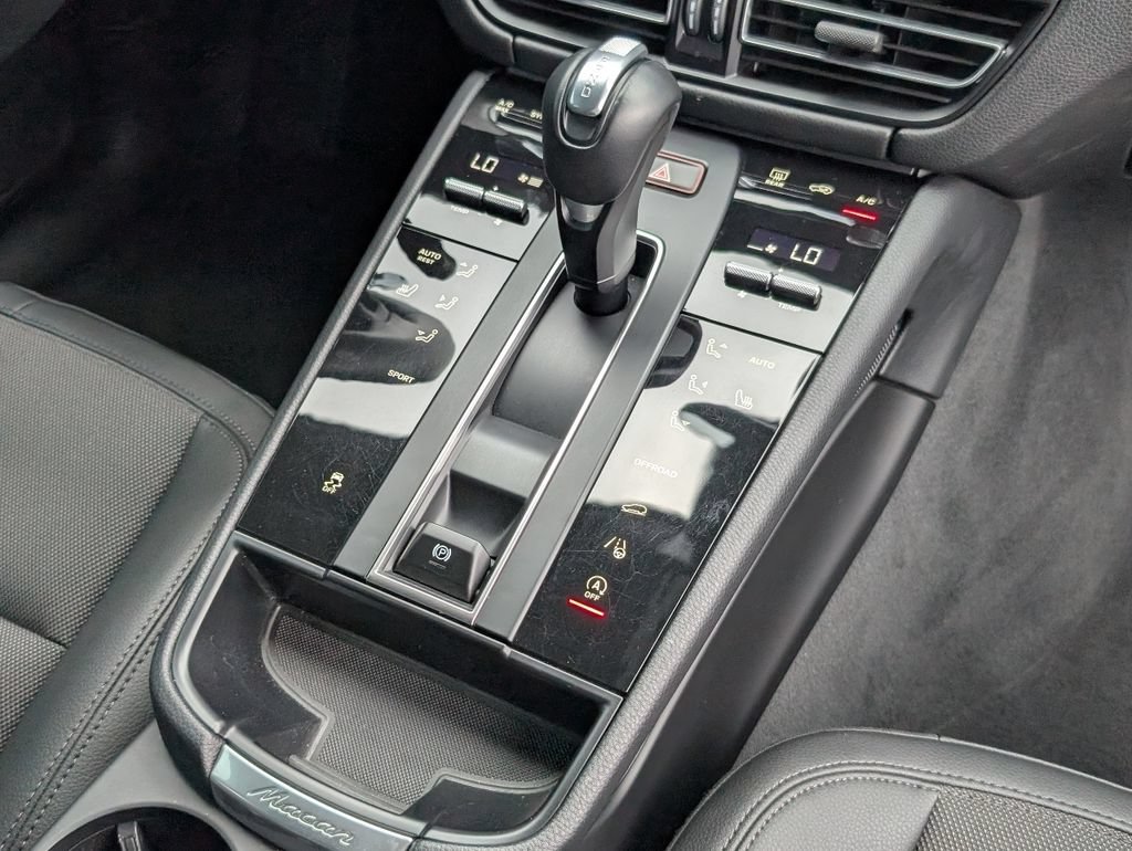 Certified 2025 Porsche Macan AWD/4WD image 15