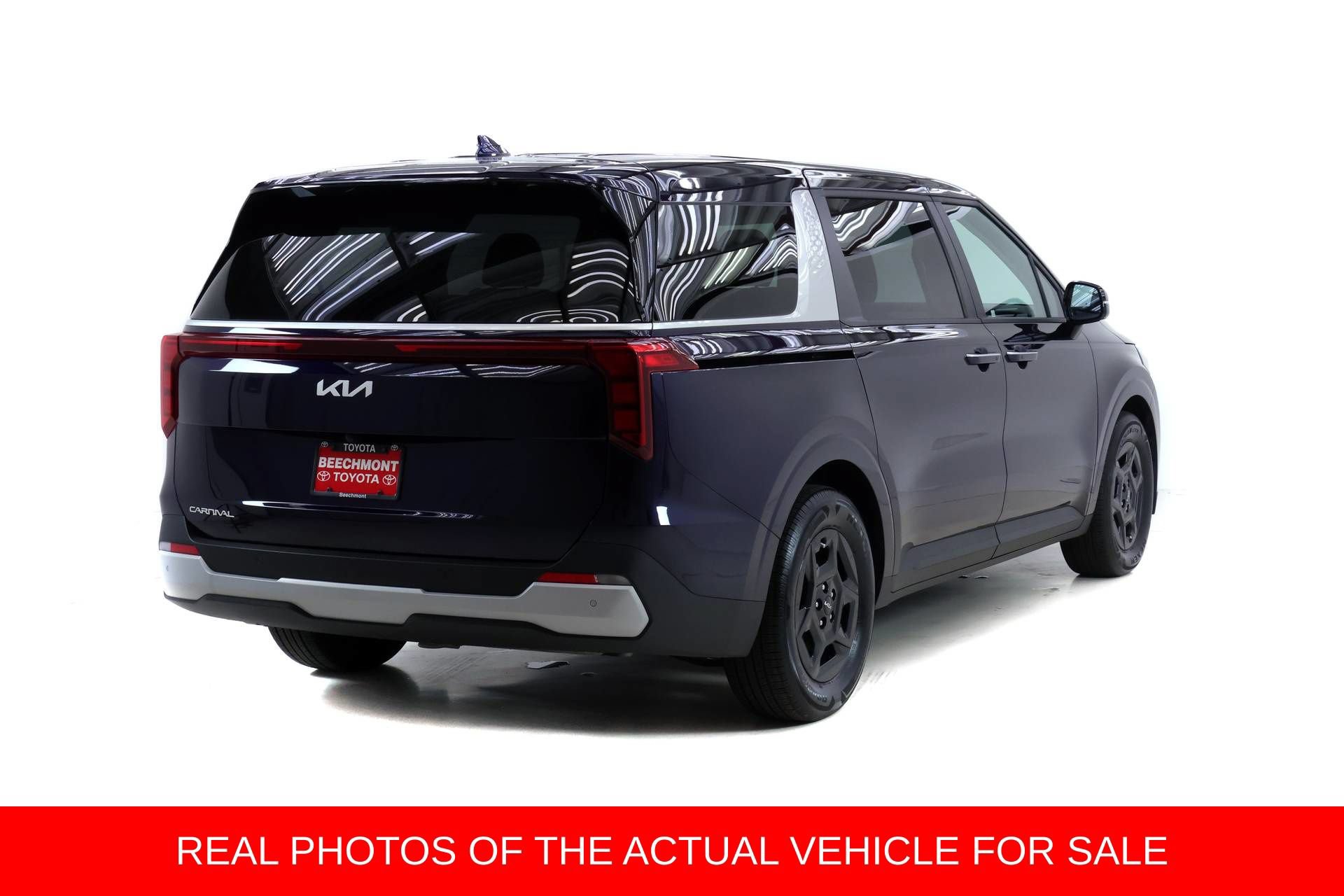 Used 2026 Kia Carnival LX FWD image 2