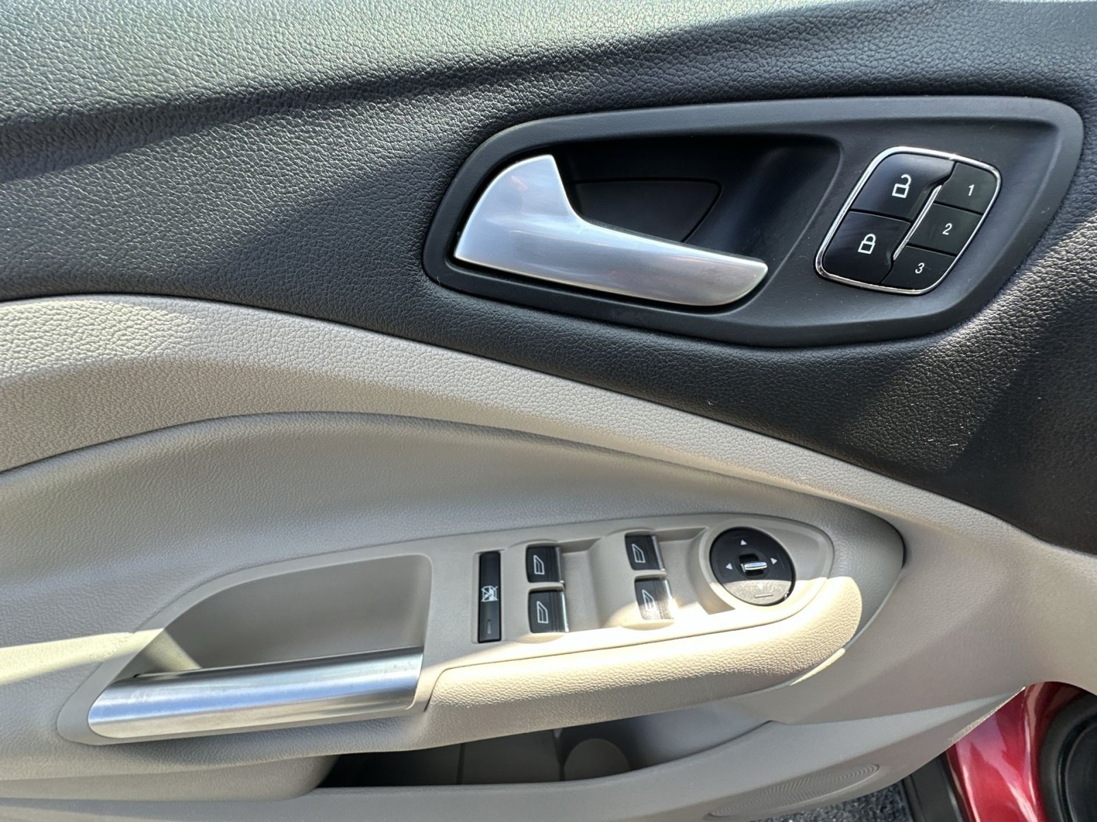 Used 2015 Ford Escape Titanium AWD/4WD image 23
