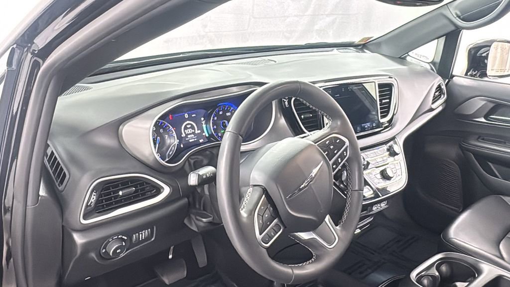 Used 2025 Chrysler Pacifica Select FWD image 38