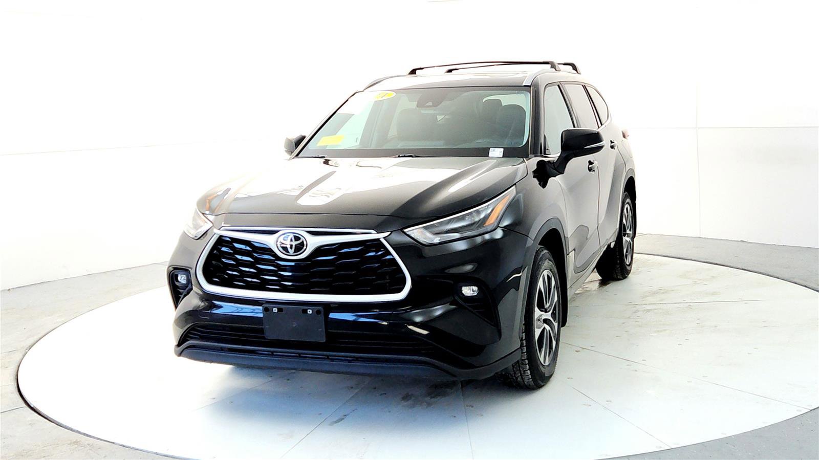 Certified 2024 Toyota Highlander XLE image 2