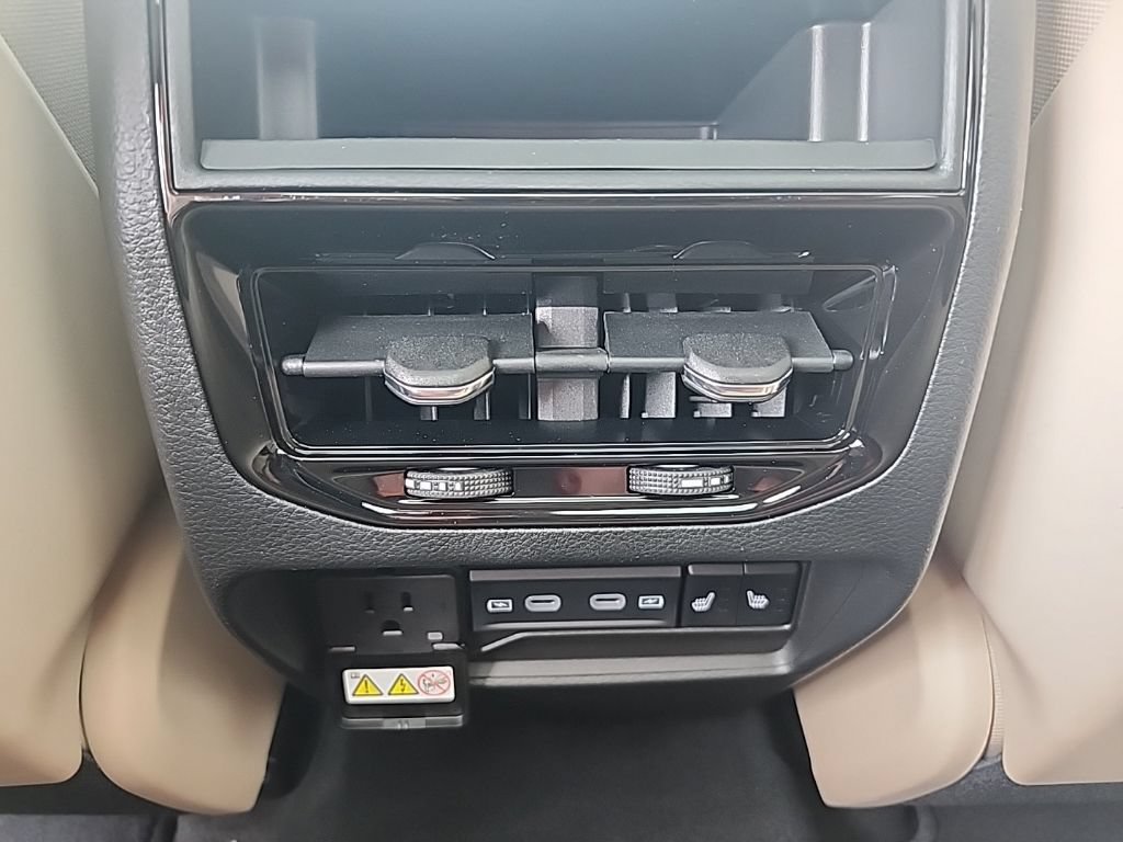 New 2026 Jeep Grand Cherokee Limited w/ Luxury Tech Group II RWD image 26