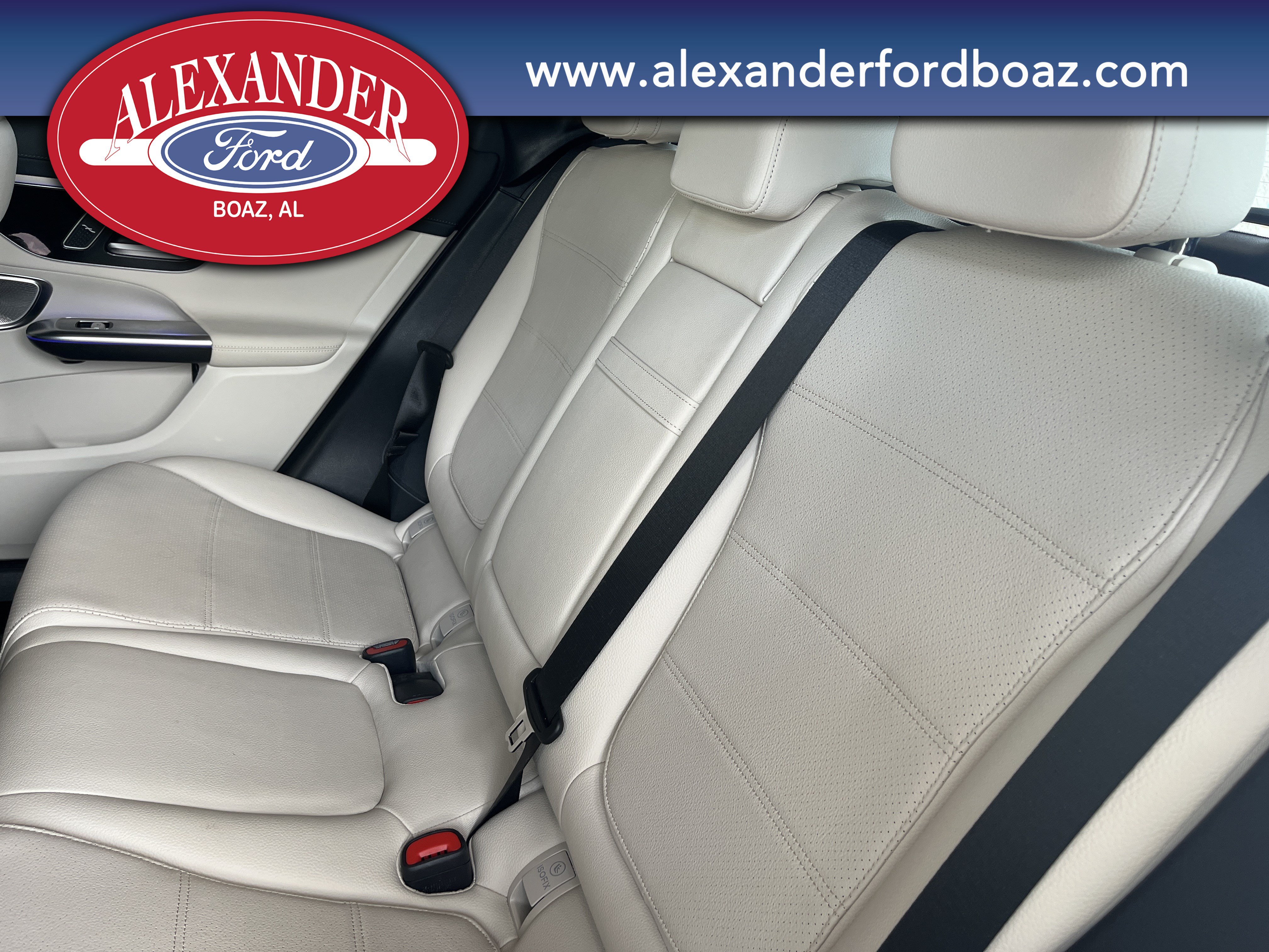 Used 2025 Mercedes-Benz GLC 300 4MATIC image 13
