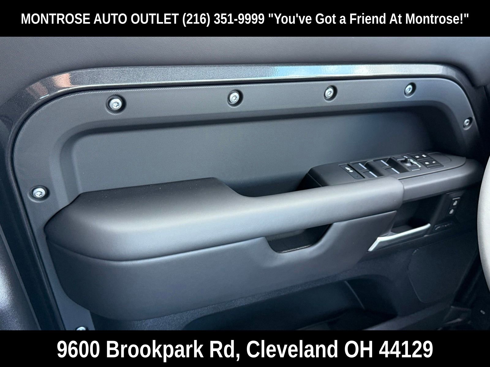 New 2025 Land Rover Defender 110 X-Dynamic SE image 34