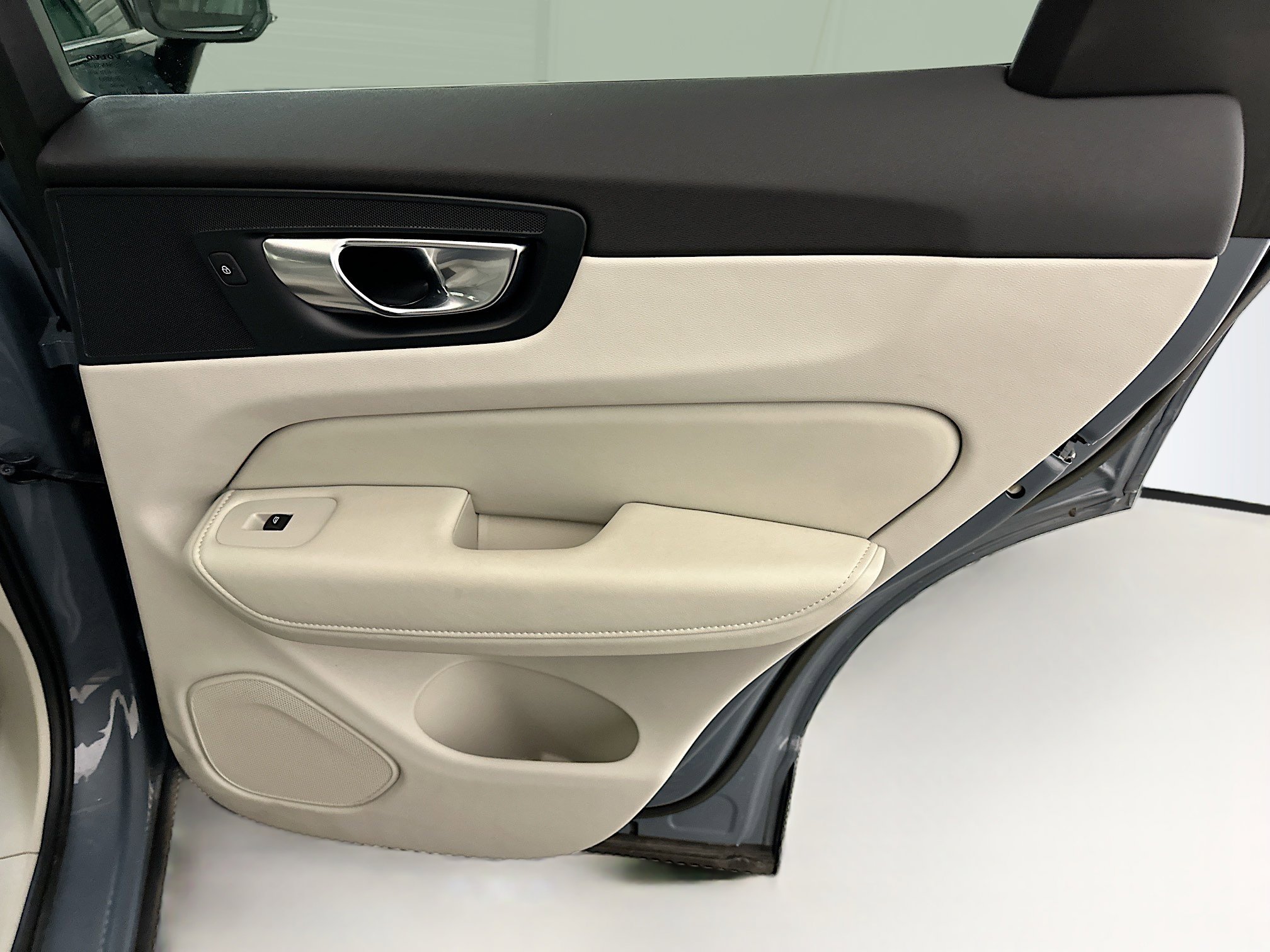 Used 2023 Volvo XC60 B5 Core image 33