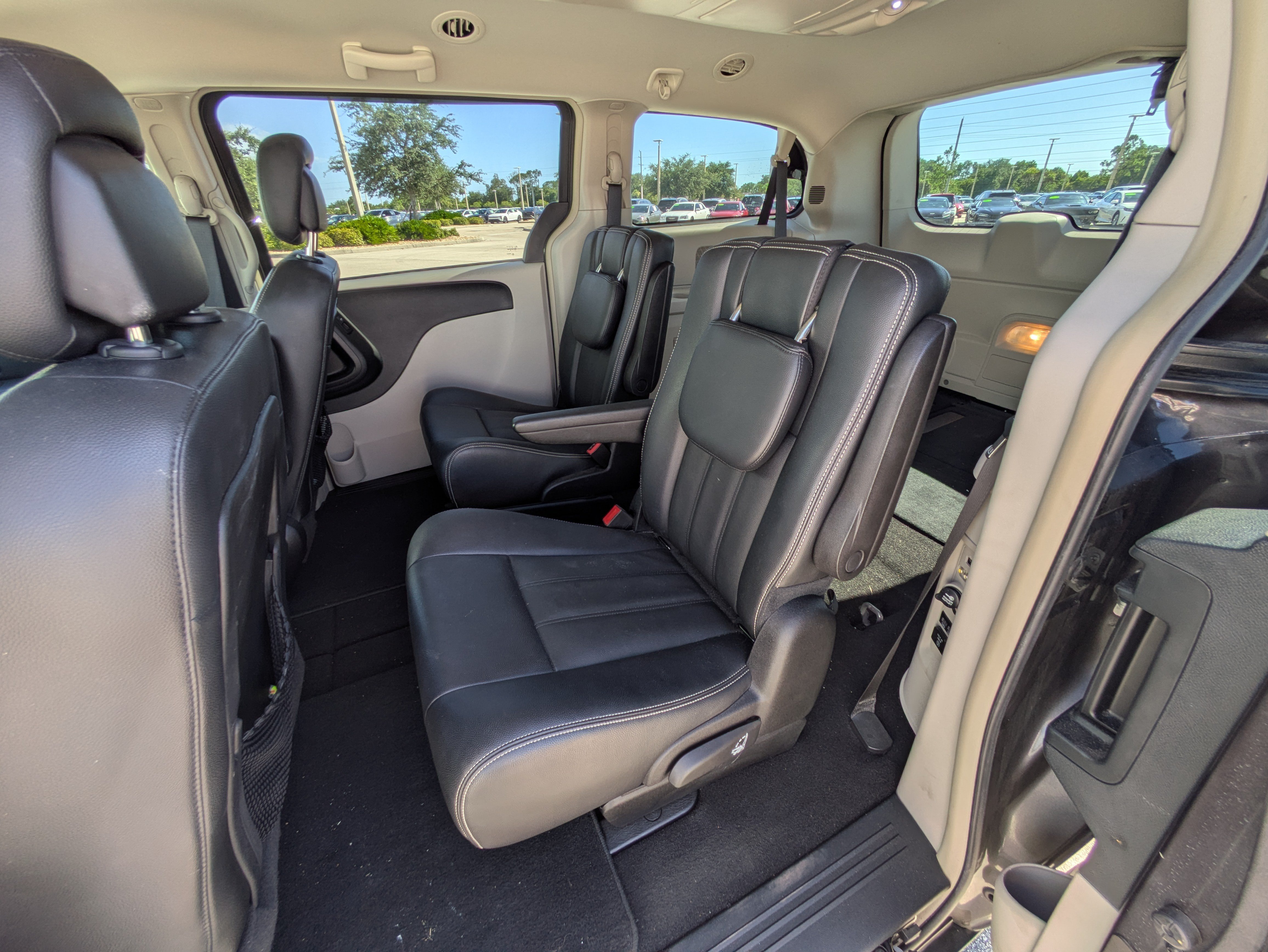 Used 2016 Chrysler Town & Country Touring FWD image 14