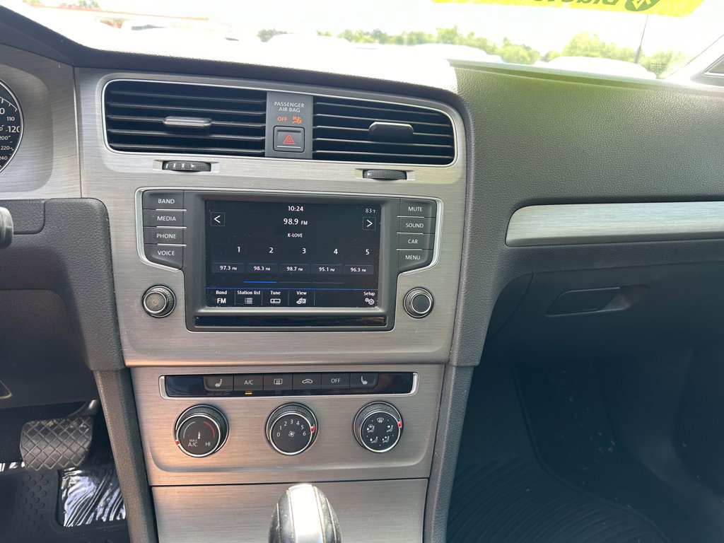 Used 2017 Volkswagen Golf SE image 15