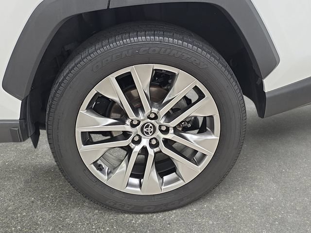 Certified 2020 Toyota RAV4 XLE Premium AWD/4WD image 30