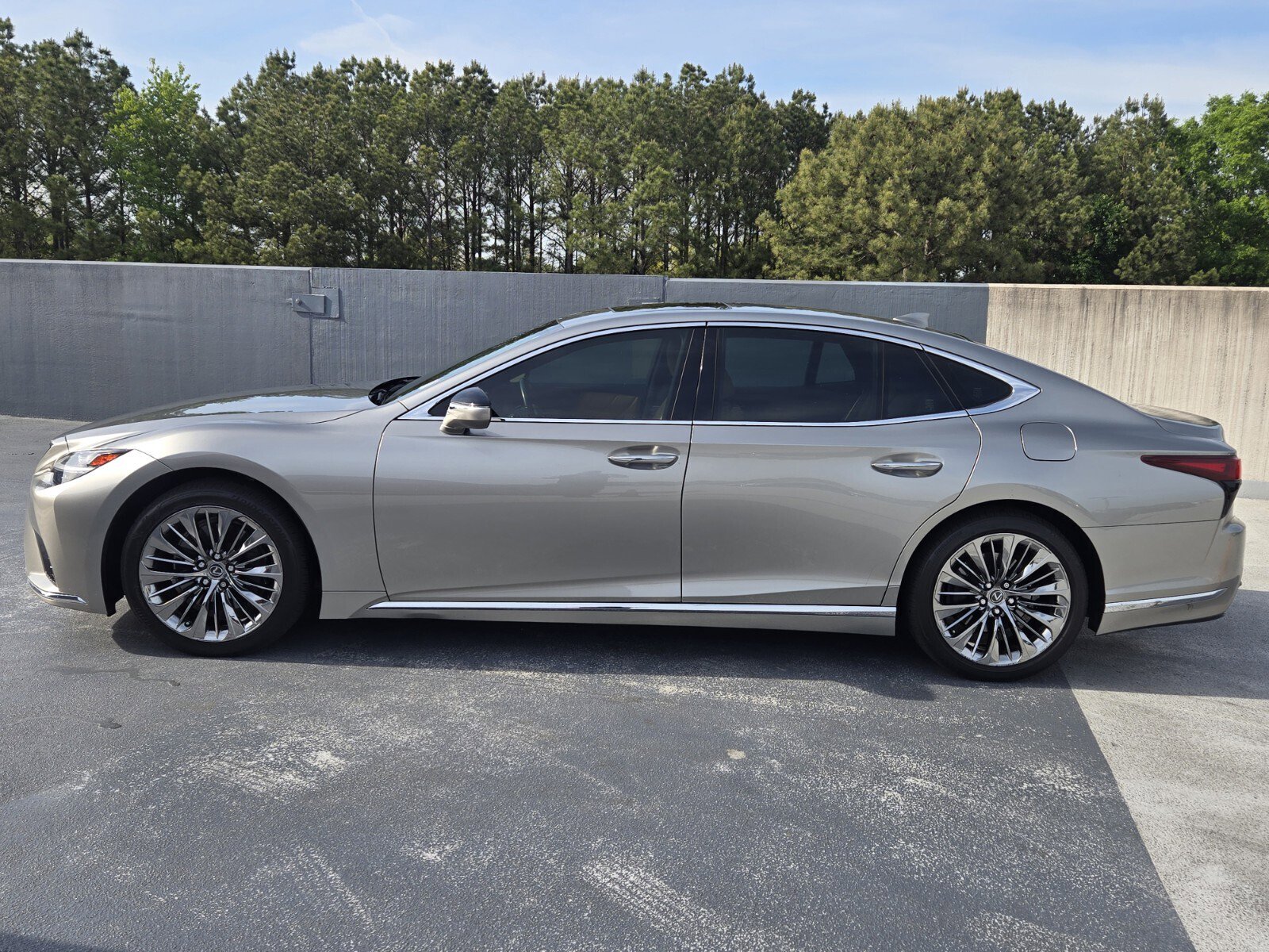 Certified 2023 Lexus LS 500 w/ Accessory Package (Z2) RWD image 2