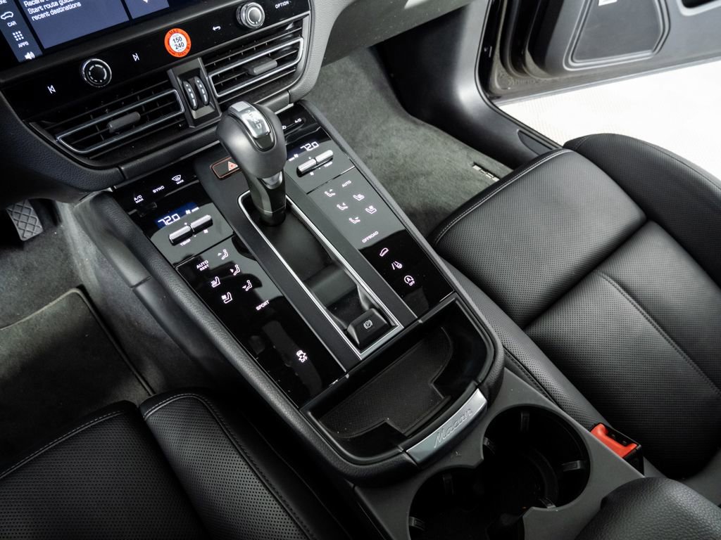 Certified 2025 Porsche Macan image 18