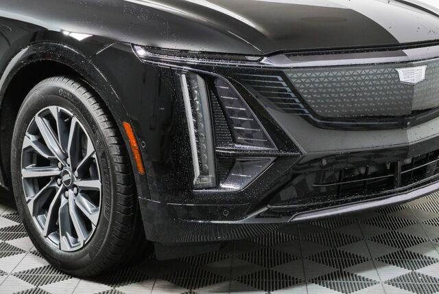 Used 2025 Cadillac Lyriq Sport AWD/4WD image 8