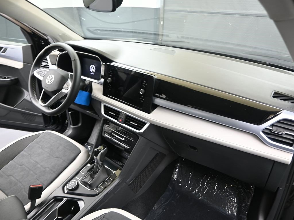 New 2025 Volkswagen Taos SE image 12