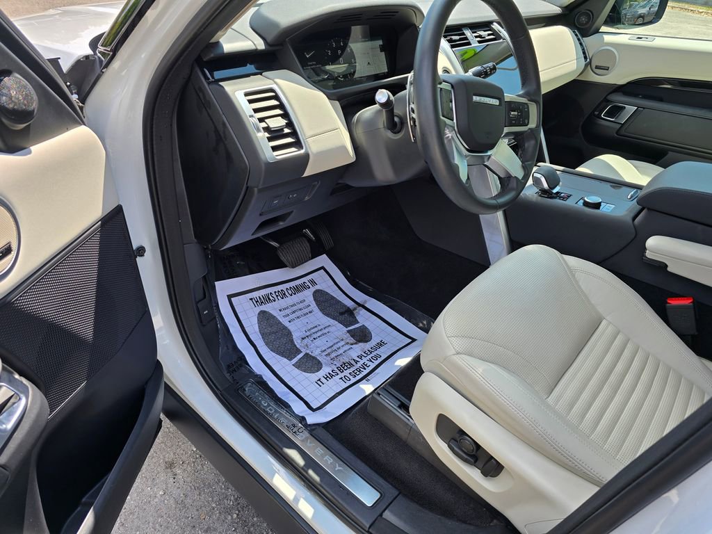 Used 2025 Land Rover Discovery S image 16