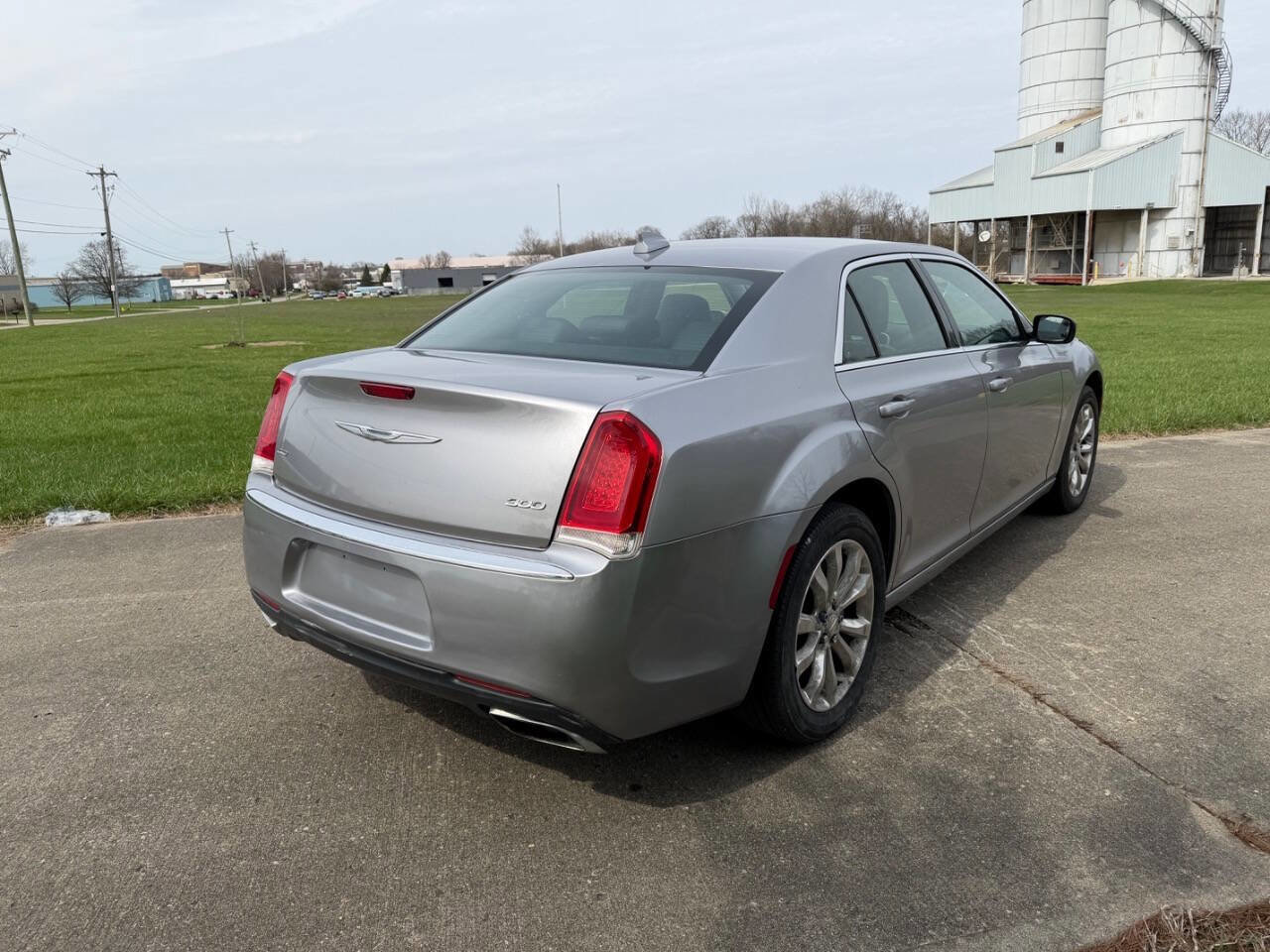 Used 2015 Chrysler 300 Limited w/ Driver Convenience Group image 5