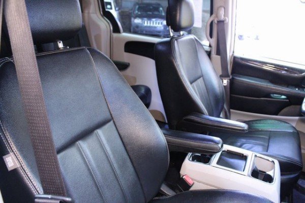 Used 2016 Chrysler Town & Country Touring image 10