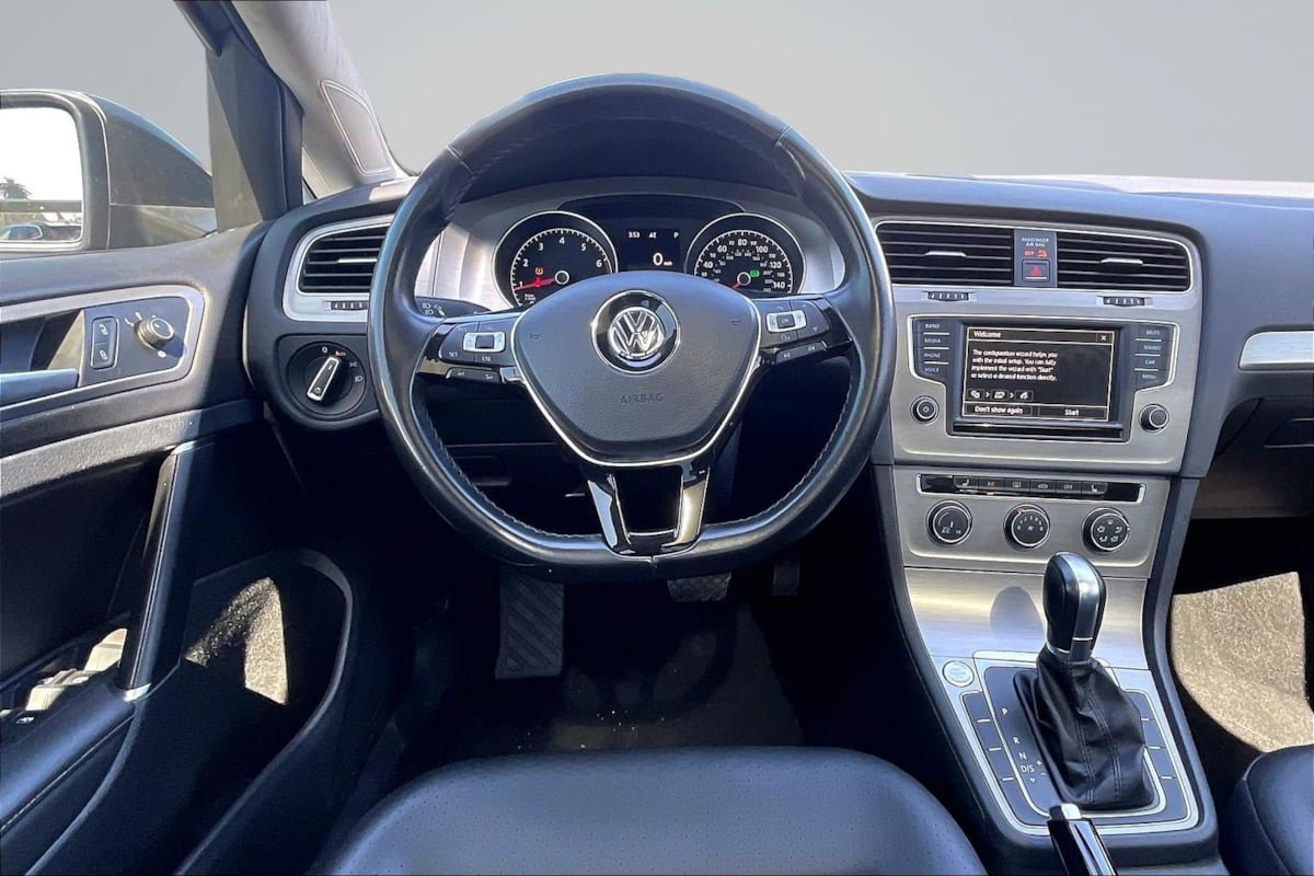 Used 2017 Volkswagen Golf SE FWD image 5